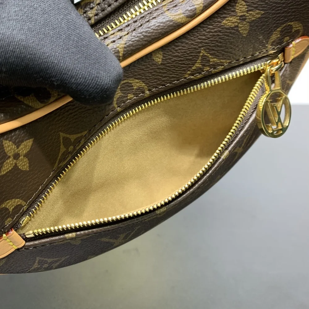 LOUIS VUITTON. dimensions 23